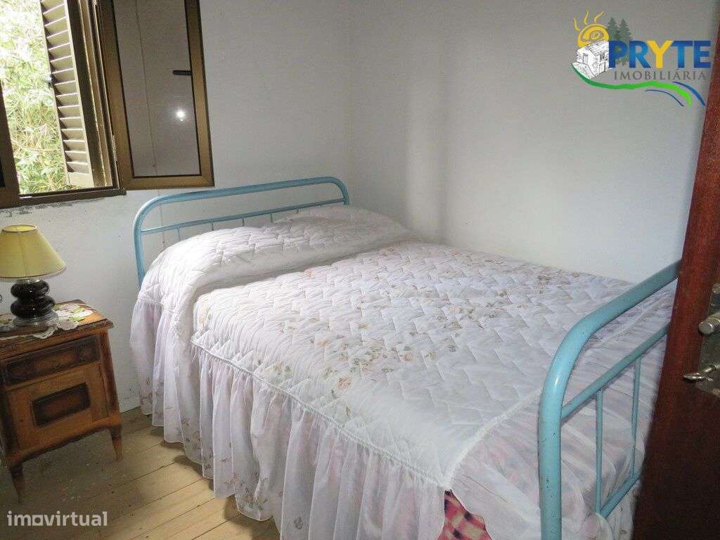 Pequena quinta a confinar com a Ribeira situada perto de Oleiros-17