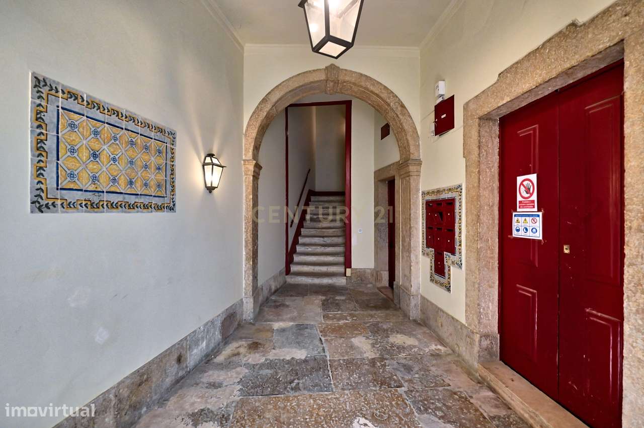 Exclusivo apartamento T4 com estacionamento privado na Baixa, junto ao-27