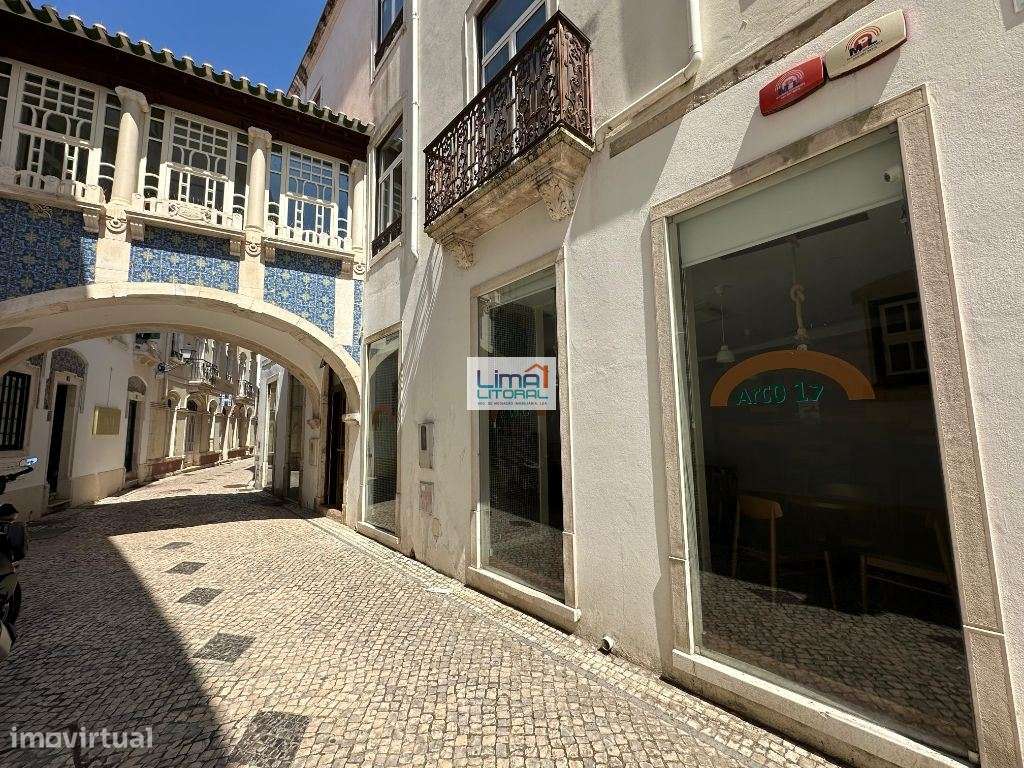 Prédio devoluto para habitação e comércio - Zona Histórica de Leiria-0