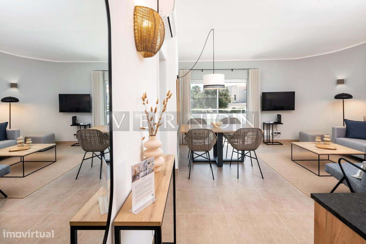 Algarve, Carvoeiro, apartamento T1+1 espaçoso, com piscina e estaciona - Grande imagem: 1/32