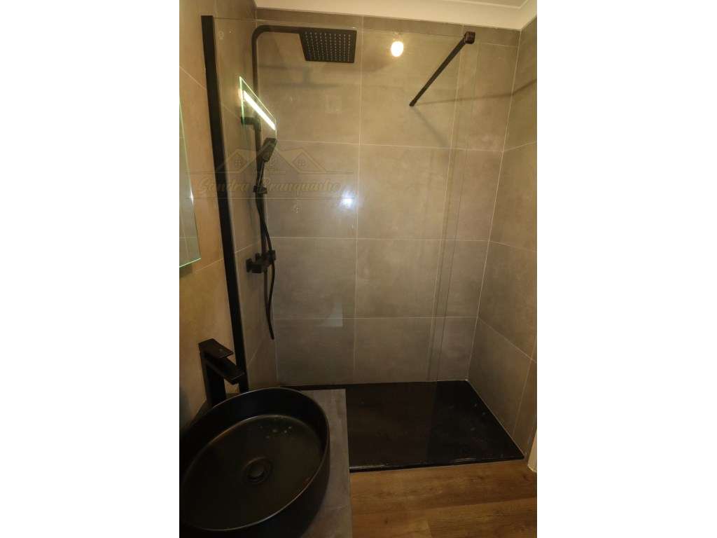 Apartamento T2 RENOVADO em Santa Cruz-25