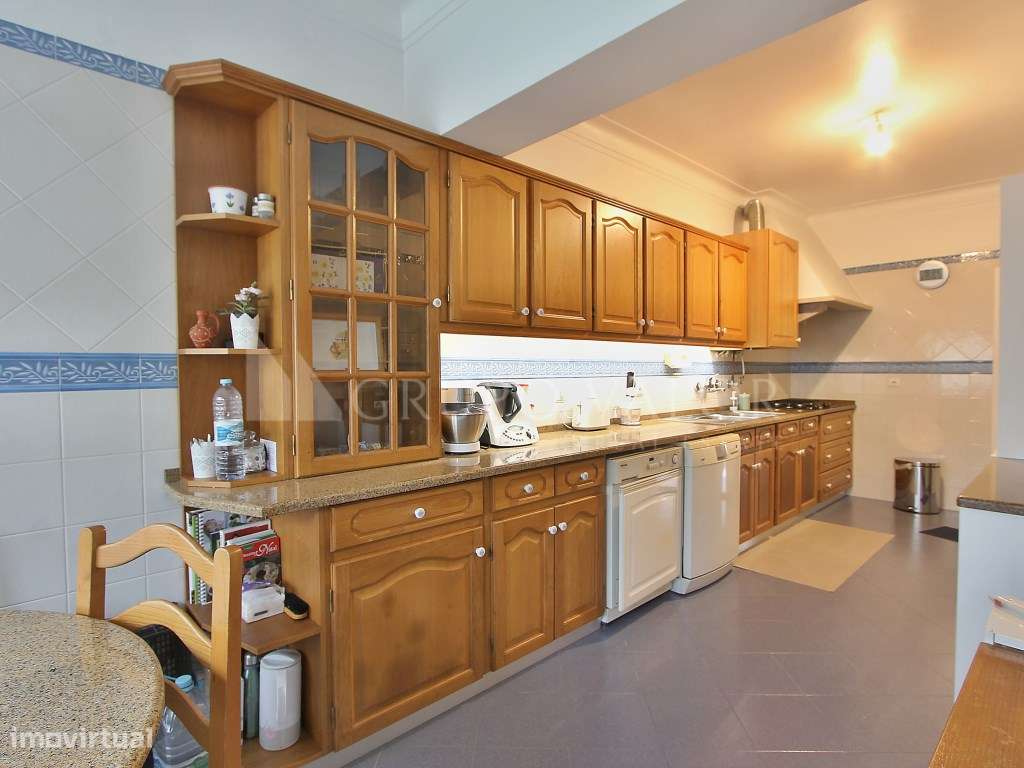 Moradia T4 com Garagem e Logradouro de 200m2 - Algueirão Mem Martins-7