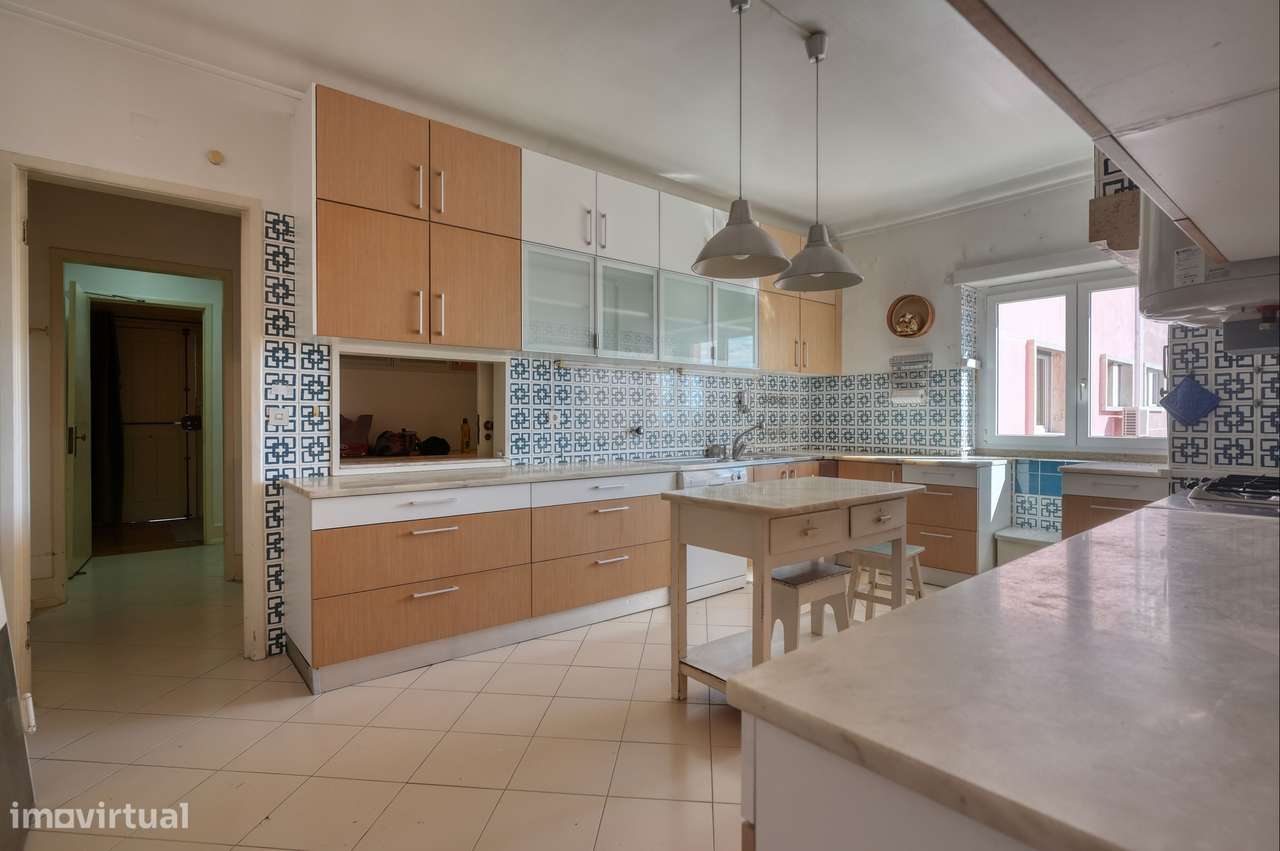 Apartamento T4 com varanda na Av. João XXI, Lisboa-19
