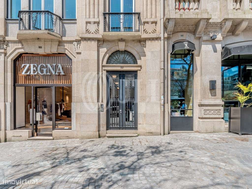 Apartamento T3 com dois lugares de garagem em Aliados, Porto-29