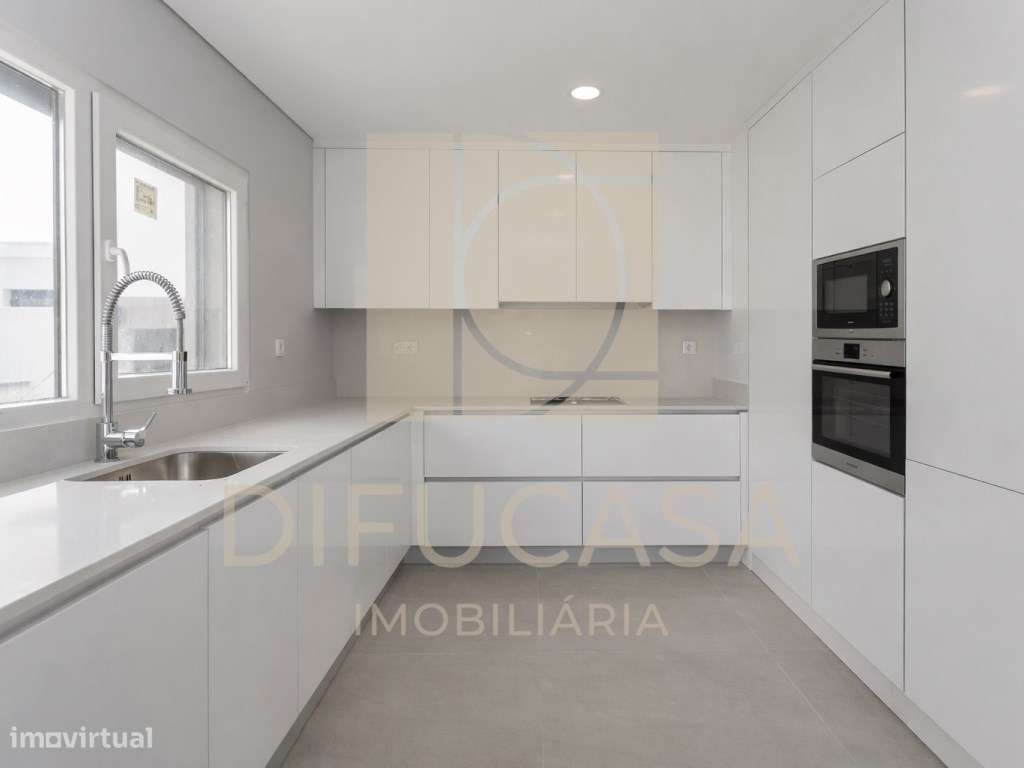 Moradia Com Garagem e Piscina Pronta a Habitar-15