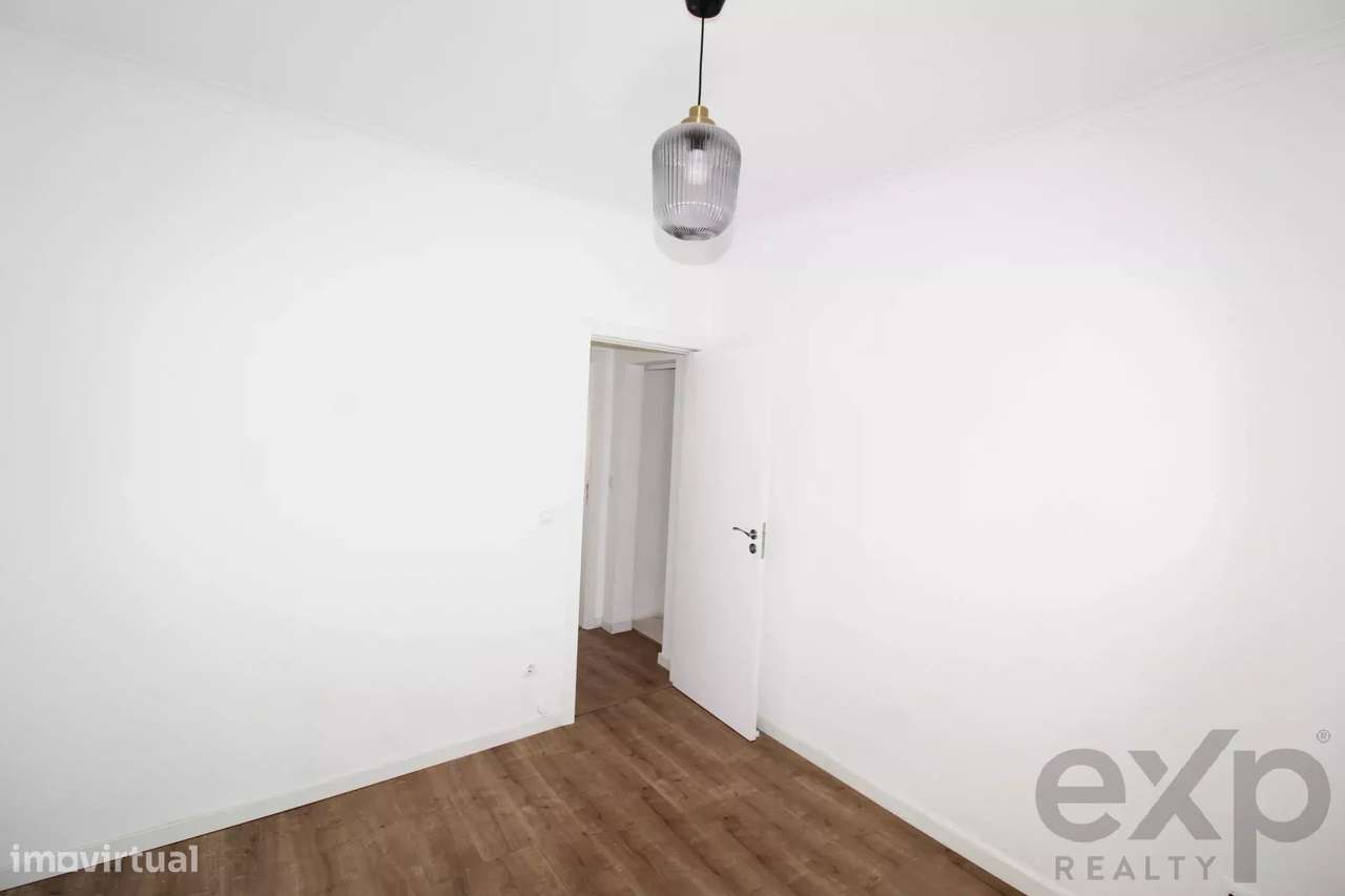 BAIXA DE PREÇO - Excelente T2 Renovado no Candal-17