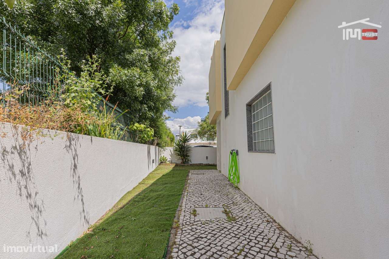 Moradia T4 com Suite, Garagem e Churrasqueira em Santo António da C...-36