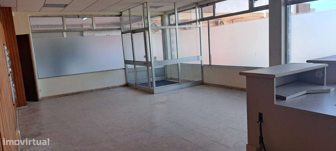 Loja comercial em Darque com estacionamento-13