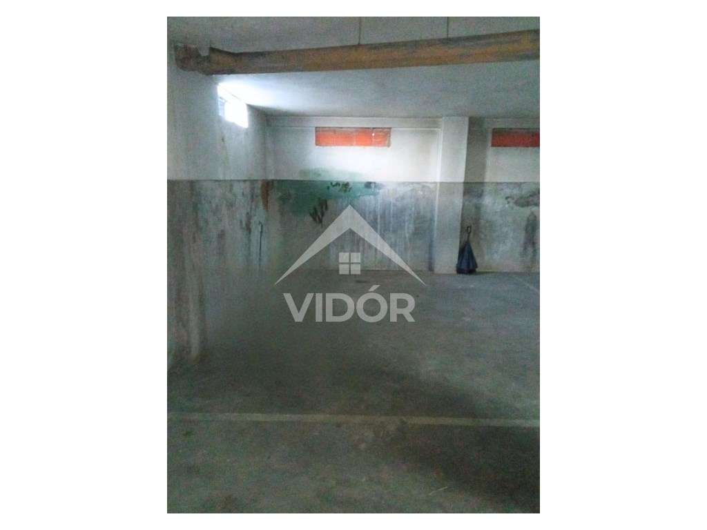 Lugar de Garagem Rua de Diu nos Montes Burgos - Grande imagem: 4/4