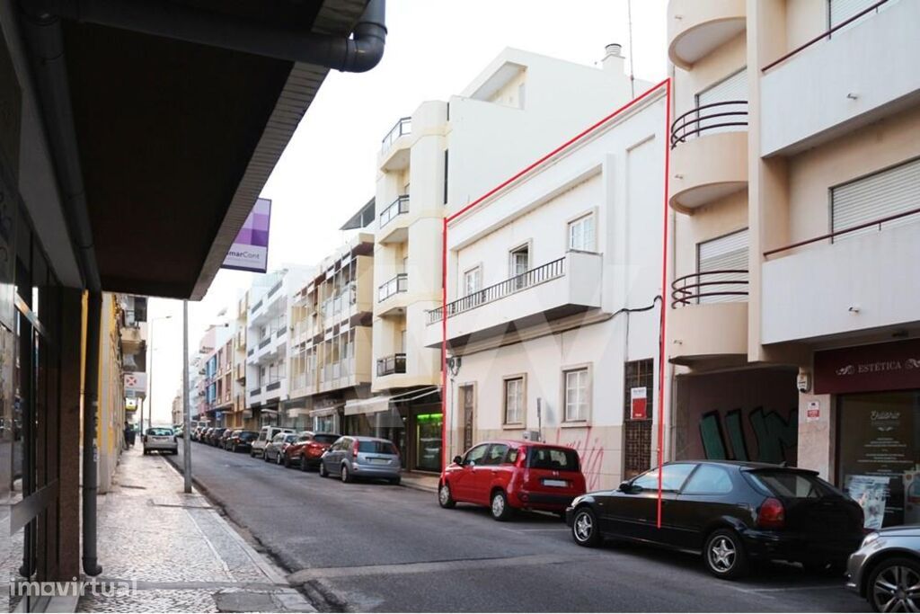 Prédio de 3 pisos e logradouro no centro de Faro, para remodelação.