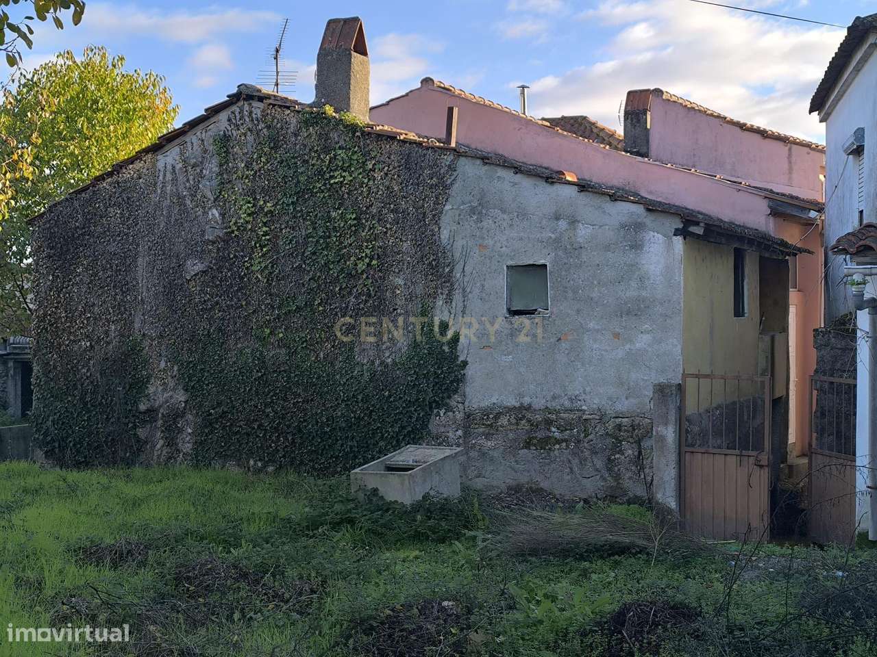 Casa em pedra com lareira e forno para reabilitar - Grande imagem: 2/11