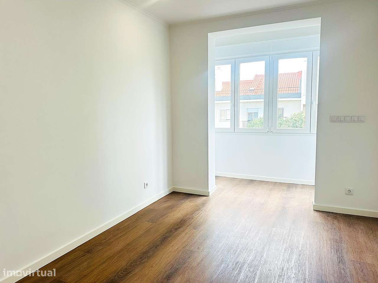 T2 Totalmente Remodelado na Reboleira - Pronto a Habitar!-17
