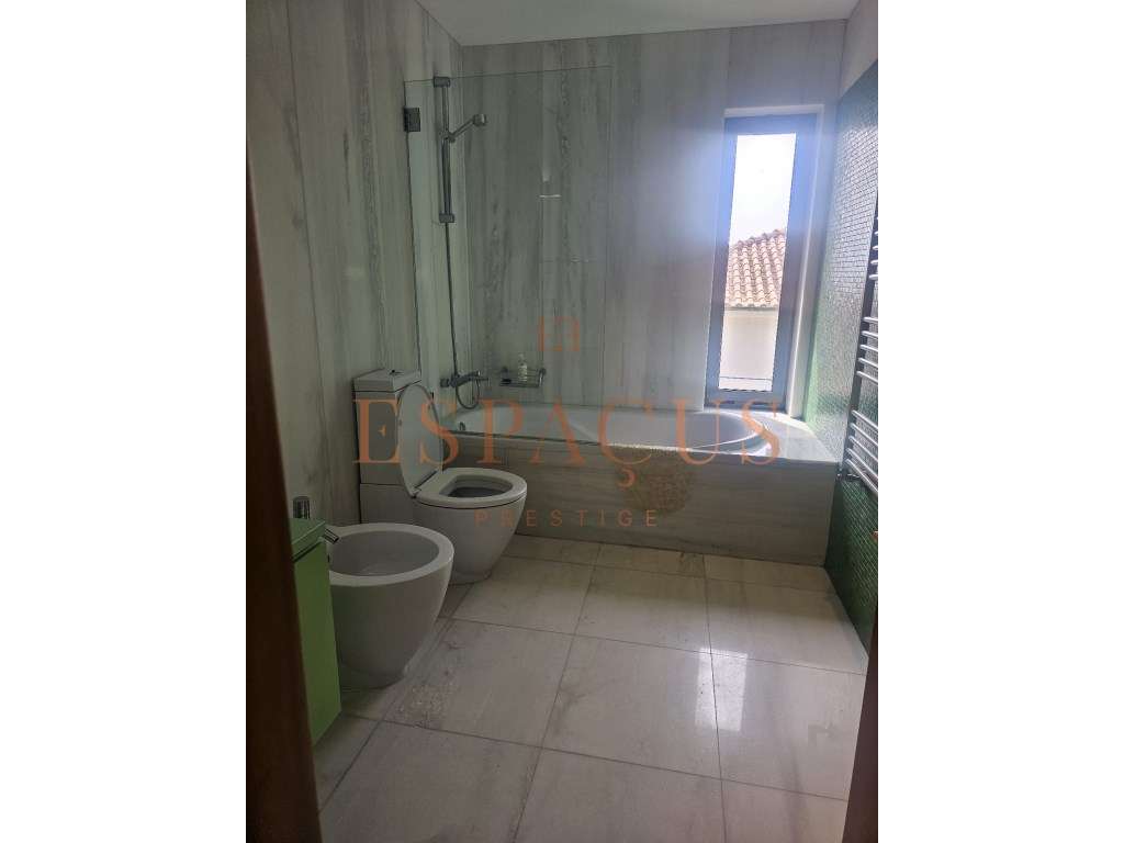 Moradia V4 com Vista Mar - Um Refúgio de Conforto e Elegância-38