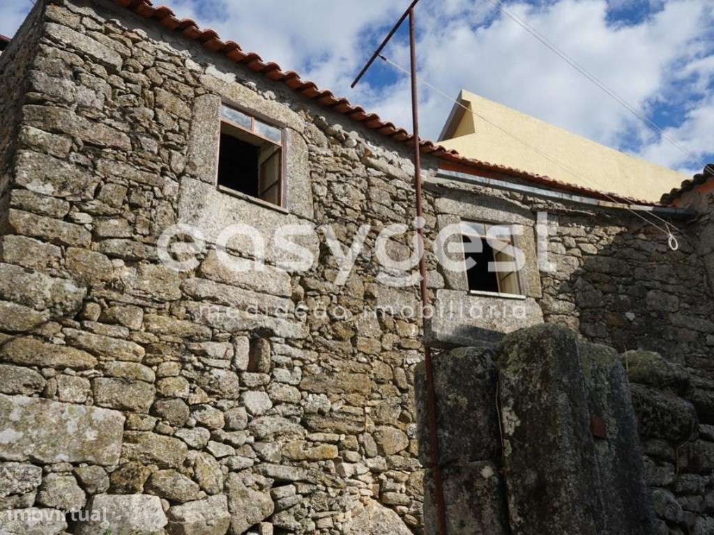 Três casas em granito para reabilitar em Figueiró da Granja - Grande imagem: 5/8