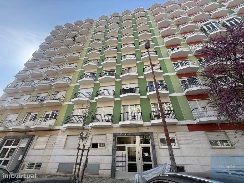 Apartamento T2 Remodelado E Decorado Em Benfica