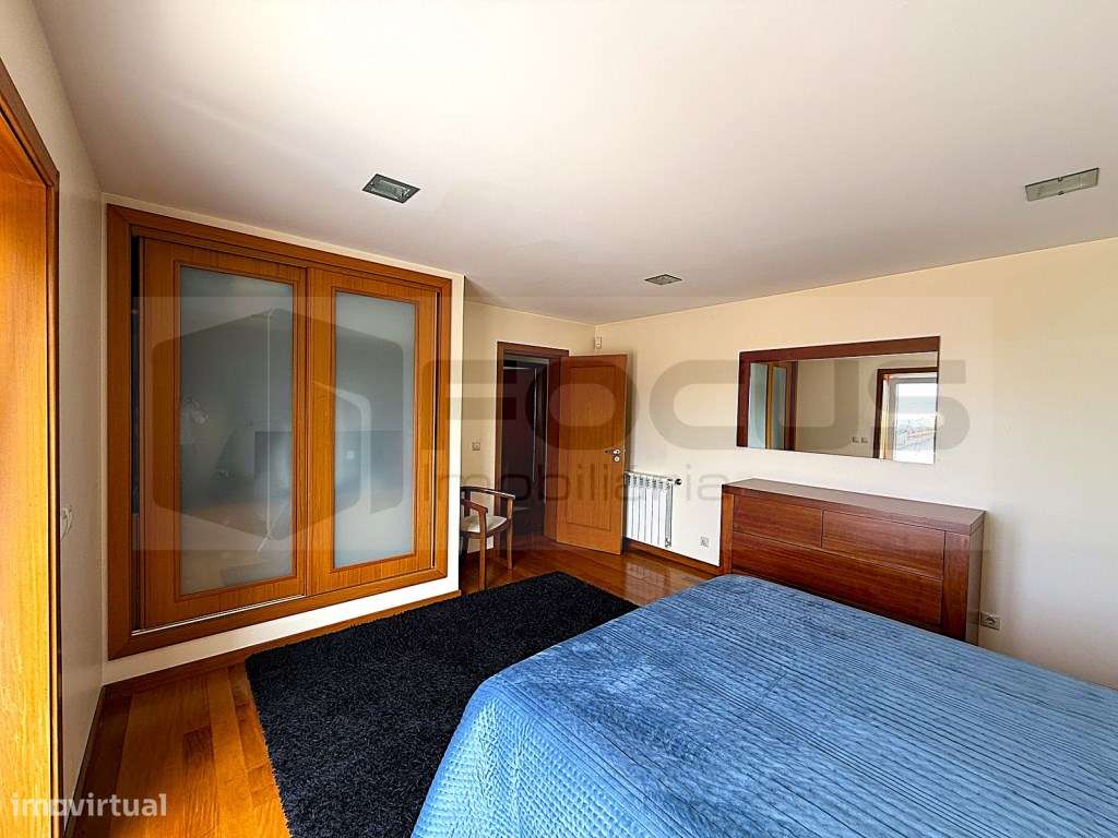 Espaçosa moradia T4 para venda em Esgueira-22