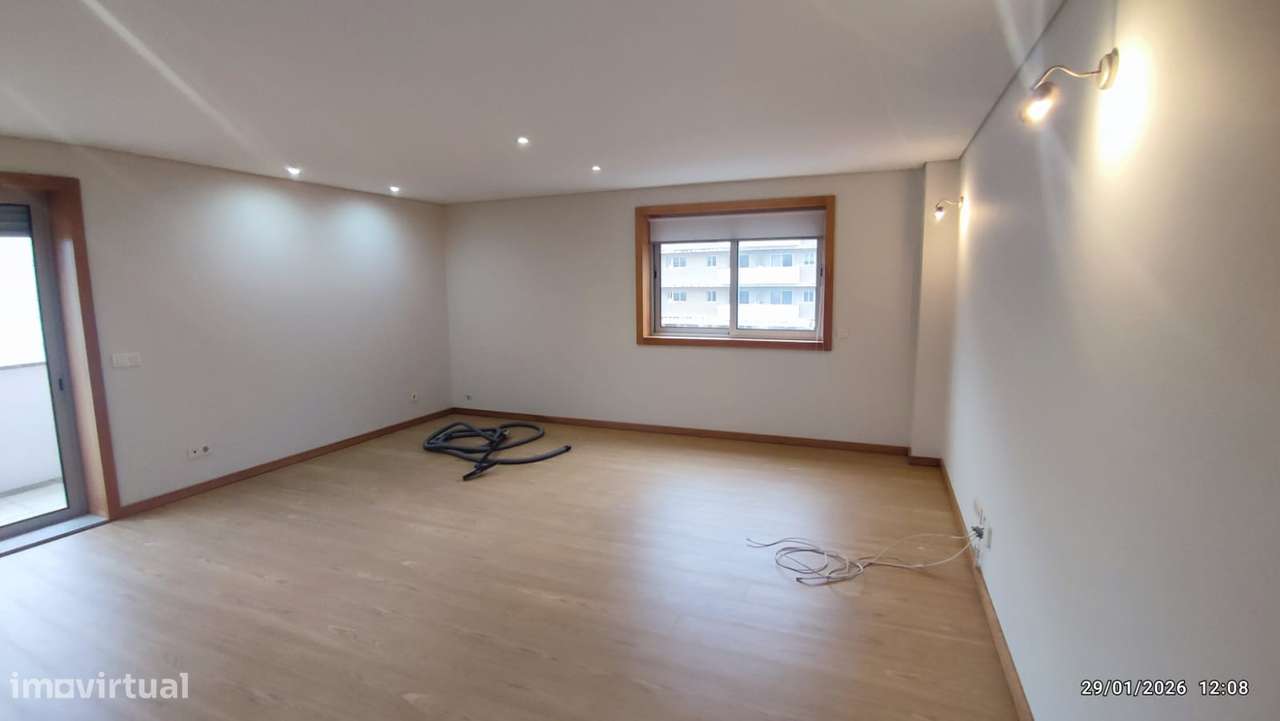 T3 - C/Novo -  Próx. do Colégio Int. Júlio Dinis-C/Varanda e Garagem-4