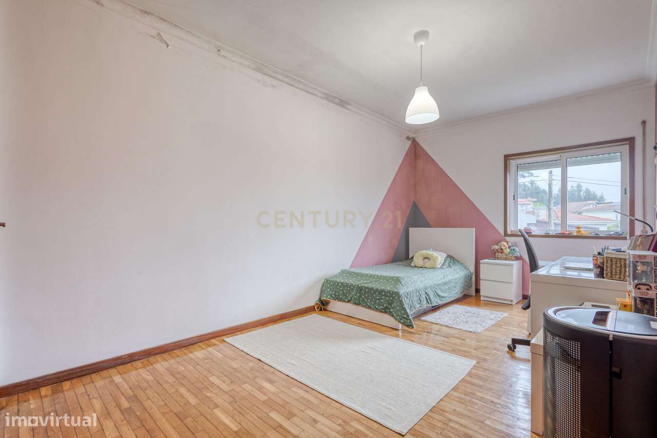 T3 com 3 varandas e Box fechada em Paredes-18