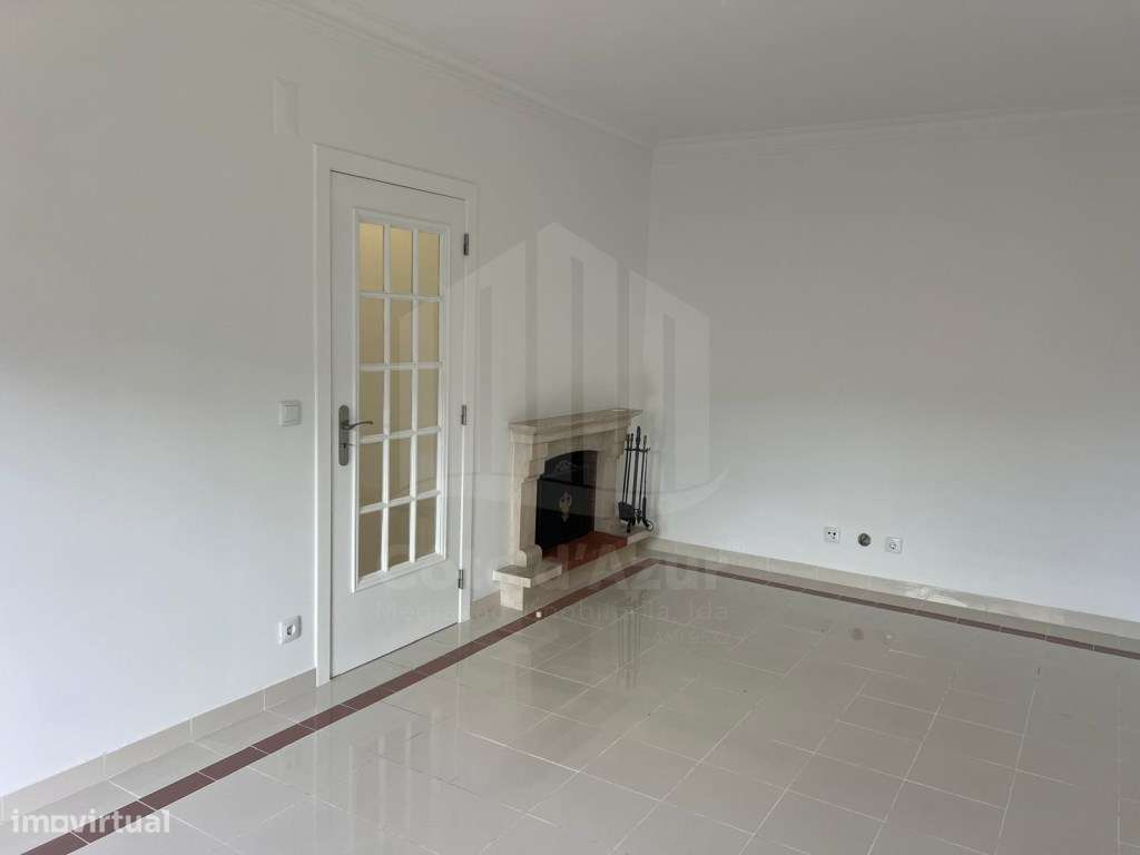 Apartamento T3 Parque da Paz no Feijó com Arrecadação e duas Varandas.-10