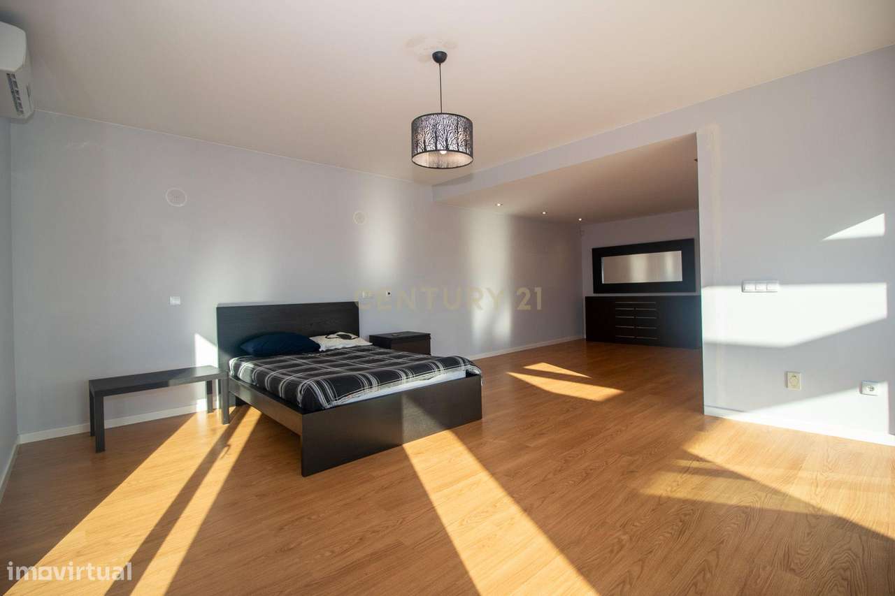 Viva o Luxo à Beira-Mar: Moradia Espetacular T5 com Piscina na Deslumb-31