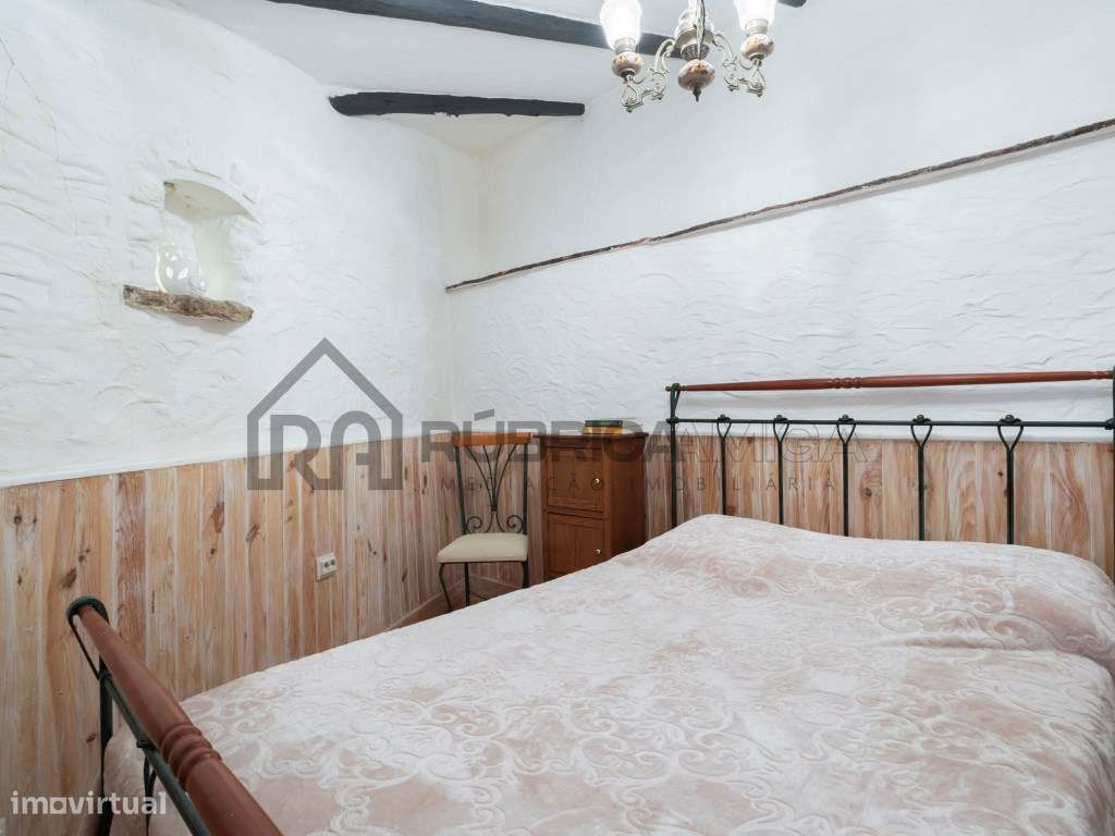 Moradia com Anexos e Vistas Deslumbrantes em Zona Tranquila-16