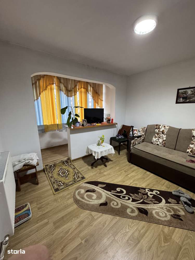 Vand apartament cu 3 camere spatios-1