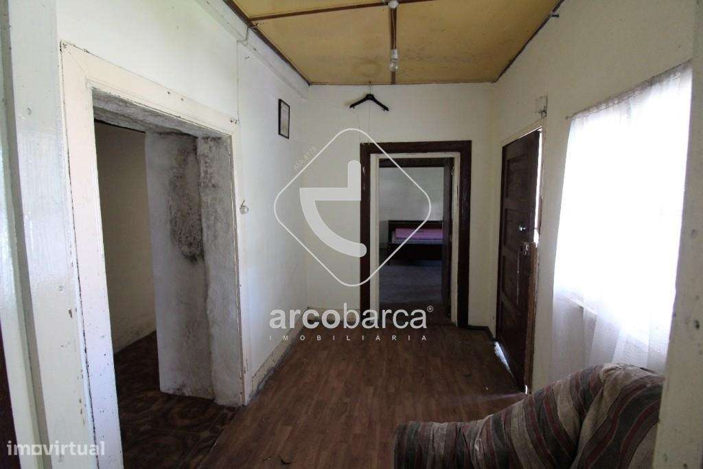 Moradia em pedra para remodelar, com terreno,  à entrada da Vila de Pa-11