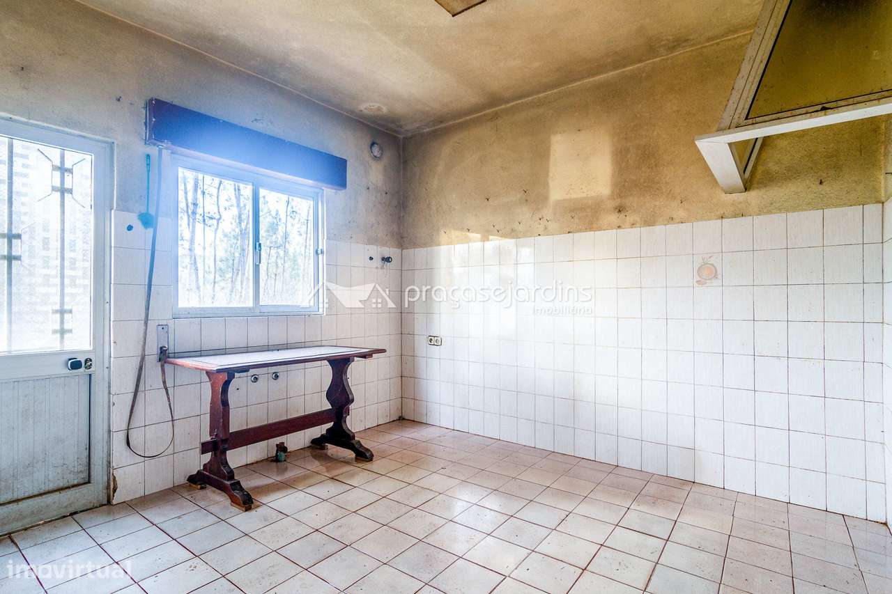 Moradia isolada térrea com anexos e terreno-16