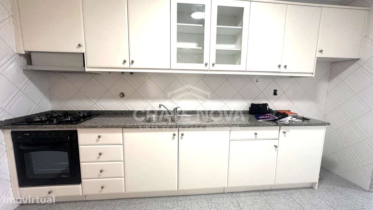 T2 c/ Varanda e Lugar de Garagem em Pedroso-5