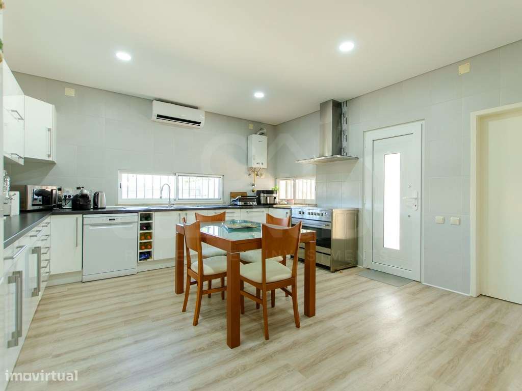 Moradia T6+1 renovada em Benavente-16