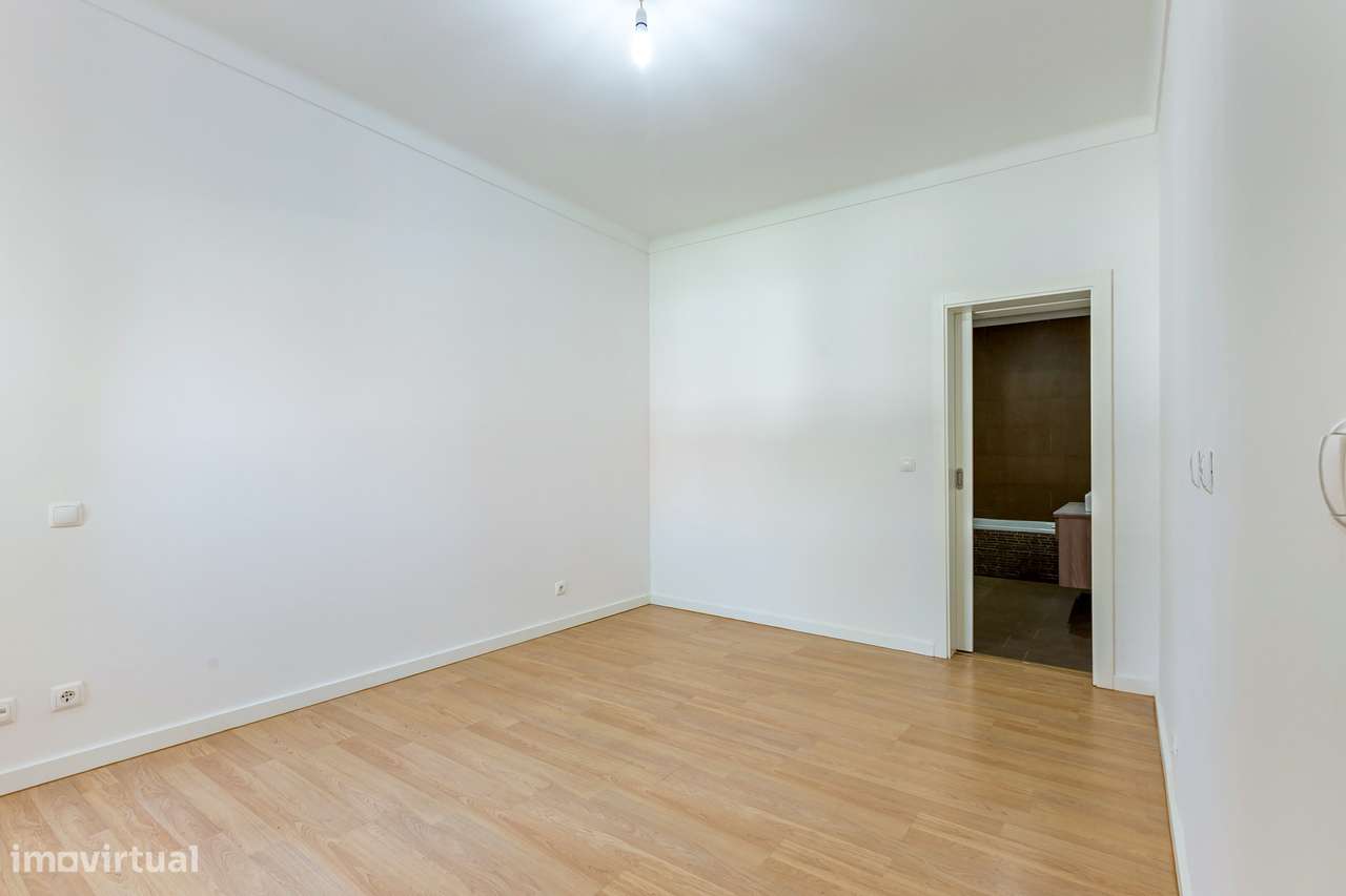 Moradia T4 Renovada | 3 Suites | Lote 900m2-9