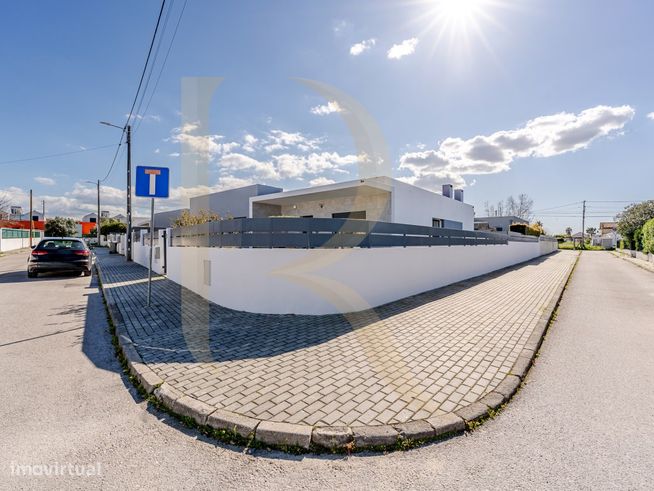 Moradia T4 térrea com piscina, garagem e jardim em Brejos de Azeitão-28