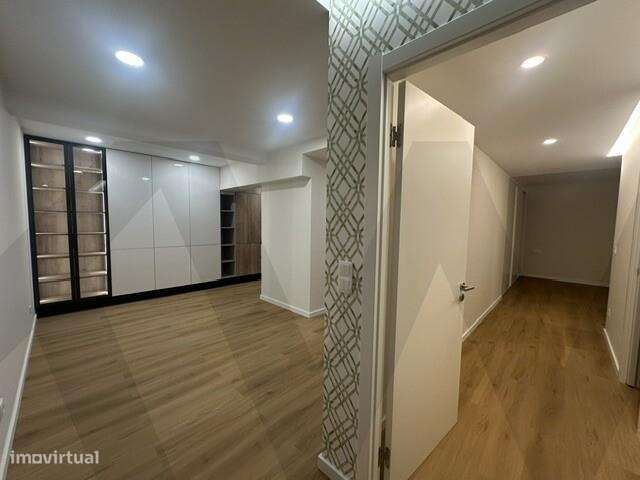 Apartamento T2 Completamente Remodelado - Centro Ericeira-5