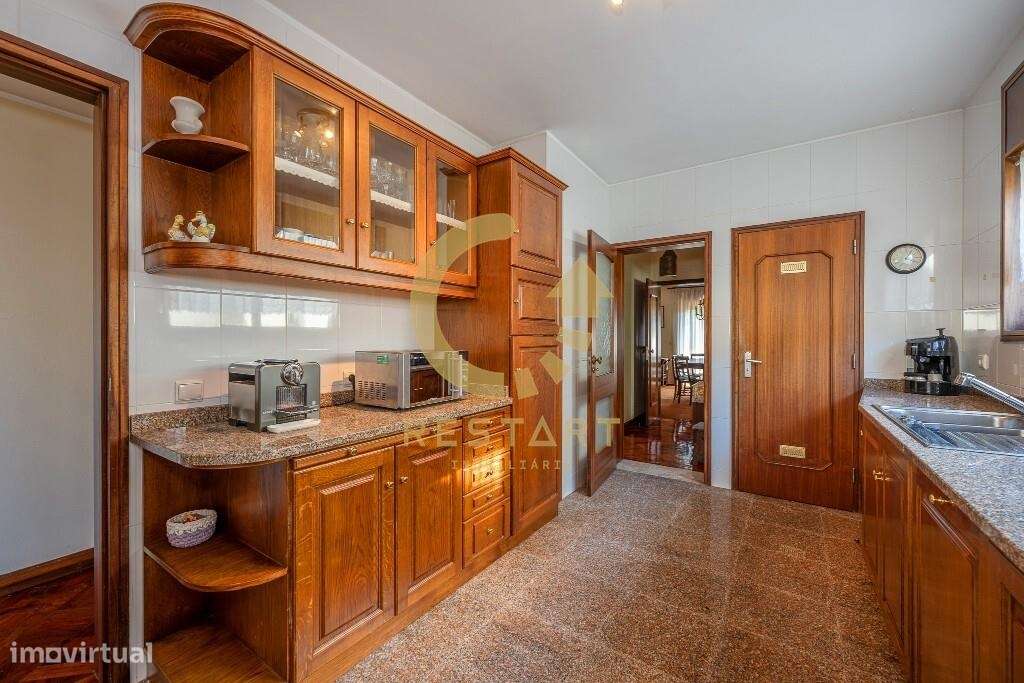 Moradia T5 com piscina e amplo terreno na Avenida de Francelos | Vila-50