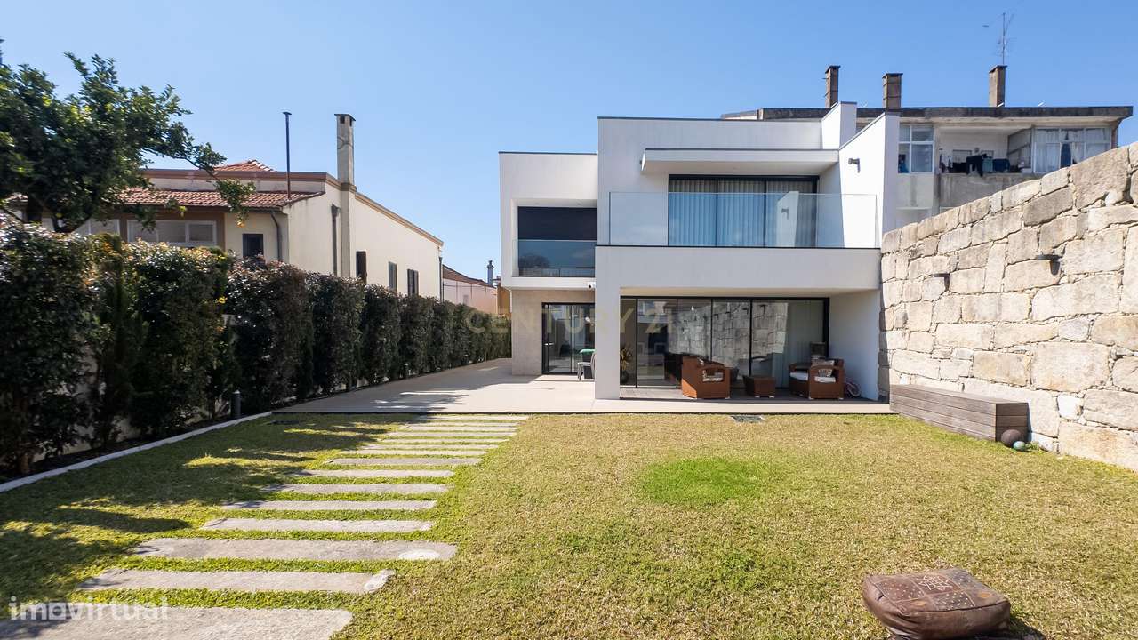 Moradia de Luxo | Construída em 2023 | Design Contemporâneo com Piscin-30