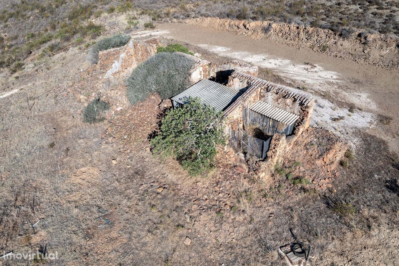 TERRENO COM RUÍNA PARA VENDA EM ODIÁXERE, LAGOS