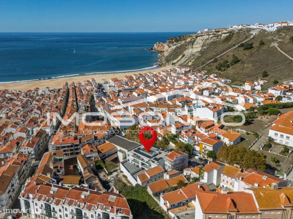 Apartamento T2, com garagem, na linda praia da Nazaré - Grande imagem: 2/19
