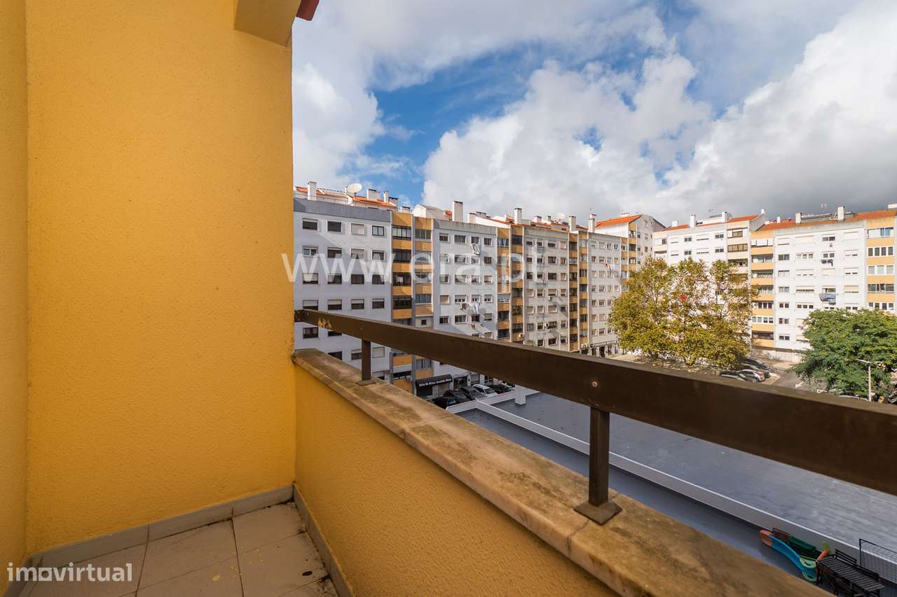 Apartamento T2 com Excelente Luminosidade e Localização – Massamá-21