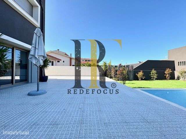 Moradia T4 de Luxo com Piscina e Jardim em Esmoriz-50