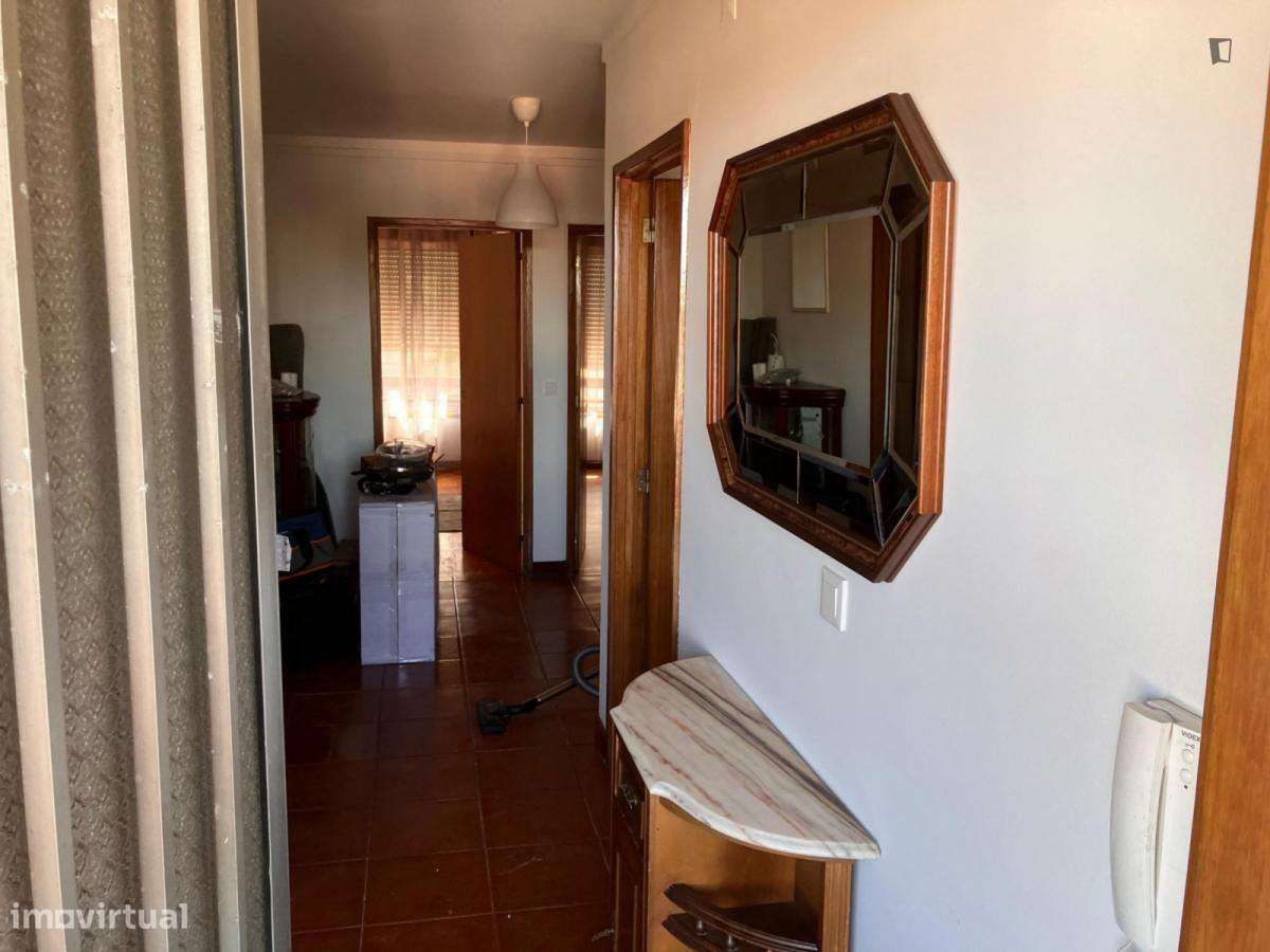 Quarto - localizado em Campanhã Porto - Grande imagem: 2/6