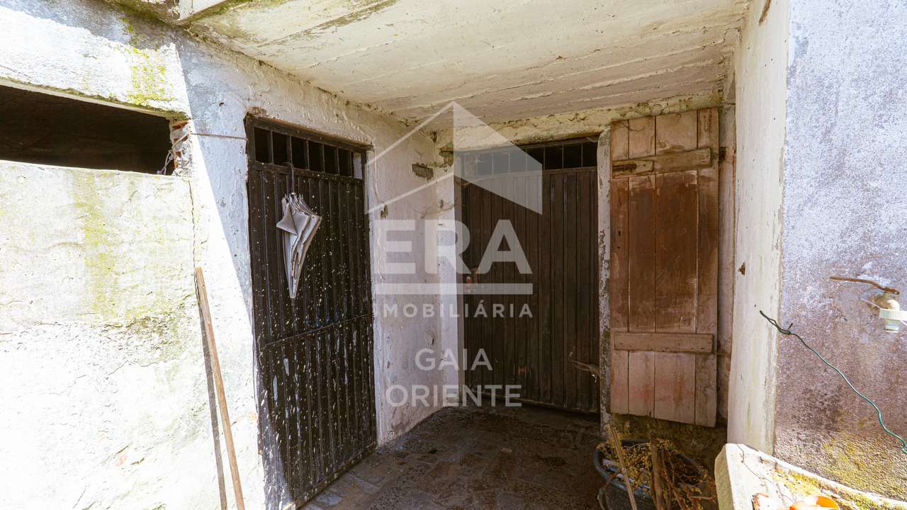 Moradia T2 para reabilitar em Roge-9