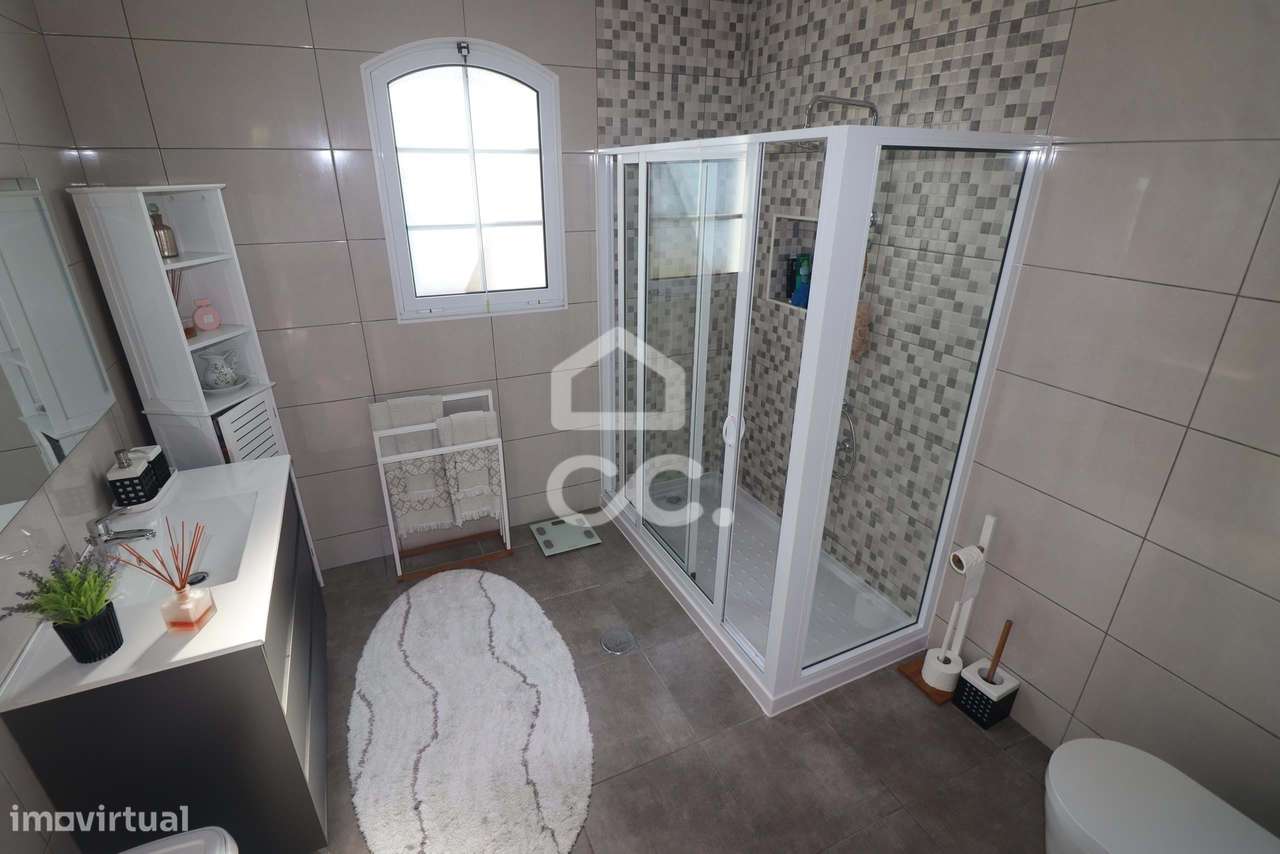 Moradia com 4 Quartos e Anexo T1  - São Vicente Ferreira - Ponta Delga-10