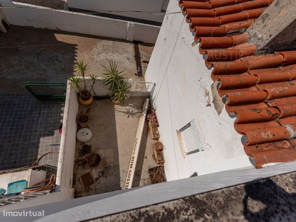 Moradia Unifamiliar de rés-do-chão e sótão, T3 com terraço e 2 quin...-14