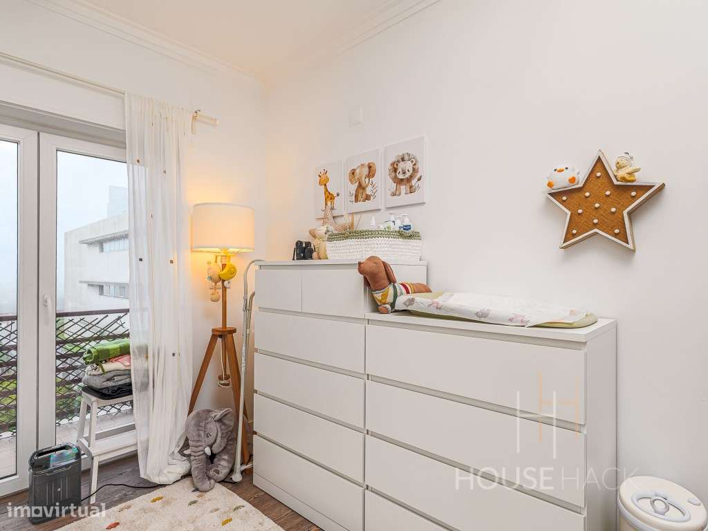 T2 Remodelado no Pragal com vista rio e duas varandas-21