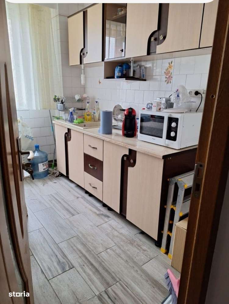 Vând apartament cu 2 camere,etaj 3,aproape 2 min de centru-0