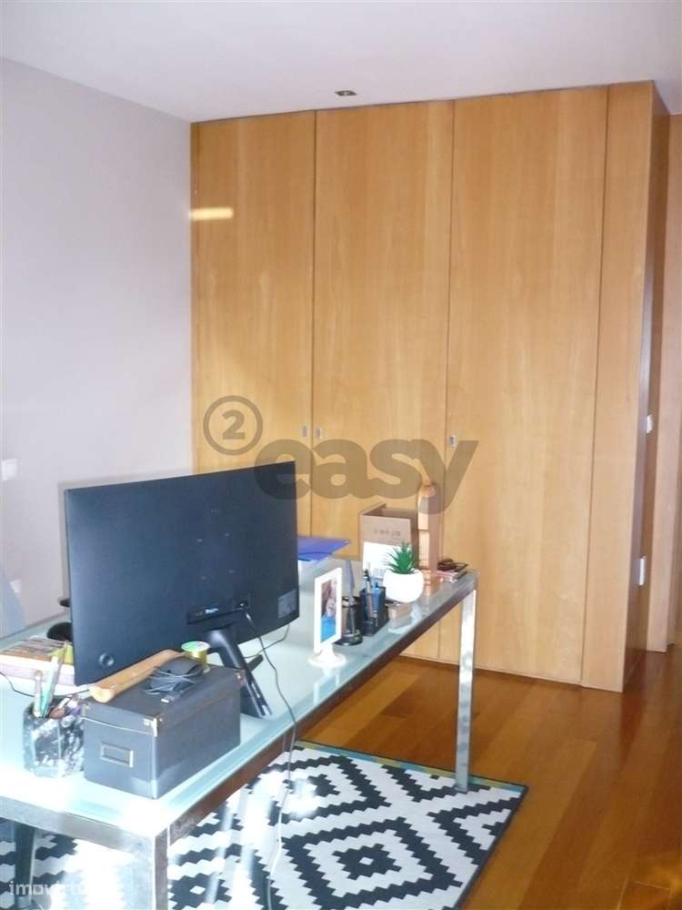 MORADIA EM BANDA T4 COM JARDIM-24