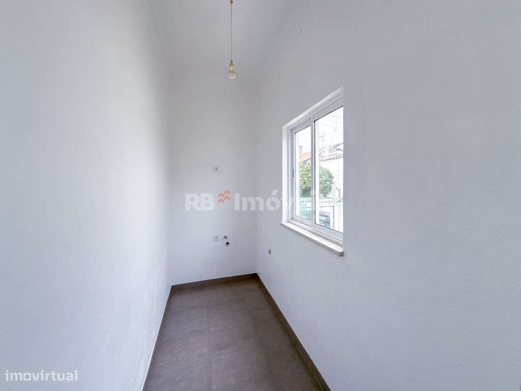 Moradia Independente Remodelada com 2 Quartos e Garagem - Grande imagem: 5/43