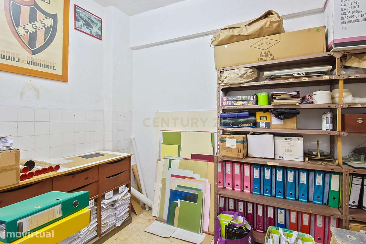 Loja com dois pisos localizada numa zona central e consolidada de Saca-11