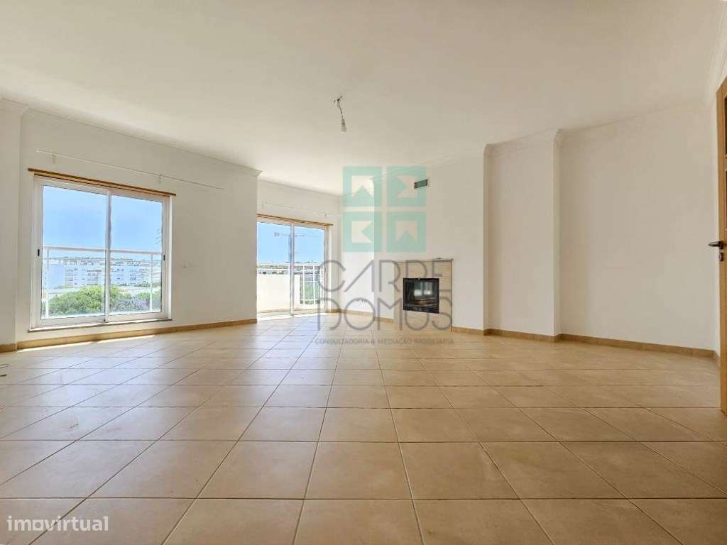 Espaçoso apartamento T3, com parqueamento, junto centro de Loulé, A...-1
