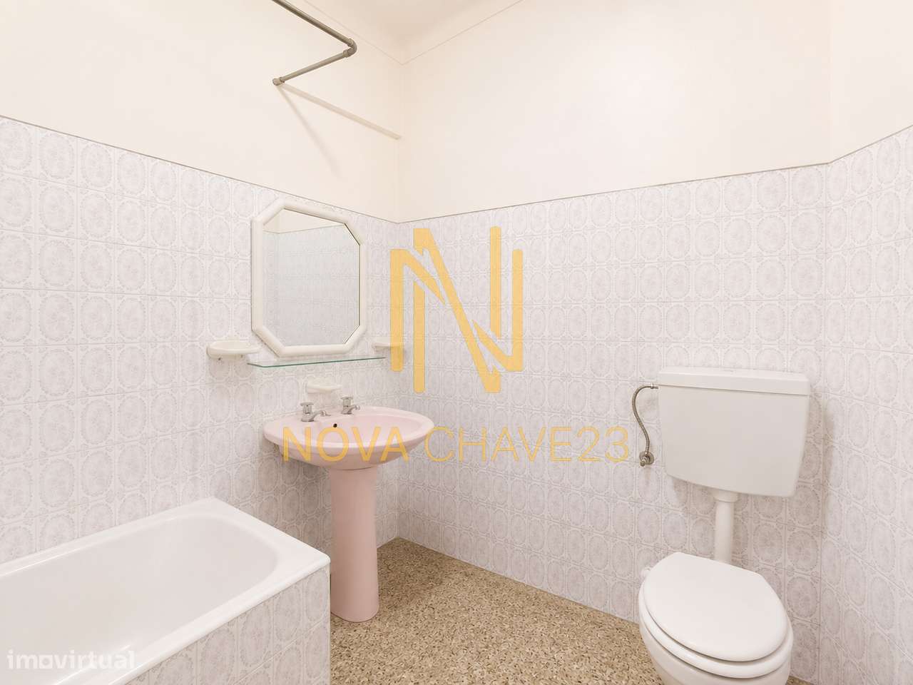 Apartamento T2 na Av. Bons Amigos | 9.º Andar | Varandas Fechadas-18